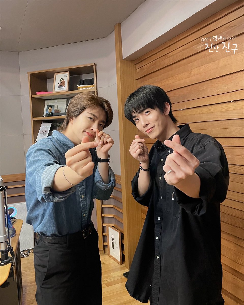 mbcbf_ever's tweet photo. 🦦친친🦦
#손님왔달
#휘영 #SF9

친친과 많이 친해진 아기고양이 🐈‍⬛
청춘의 사랑을 노래하는 휘영님과 함께 💘
언제든 놀러오세요 ✨

#MBC #RADIO #GOT7영재의친한친구 #친한친구 #친친 #달친친 #달디 #GOT7 #갓세븐 #영재 #YOUNGJAE https://t.co/Rvp0rlA53P