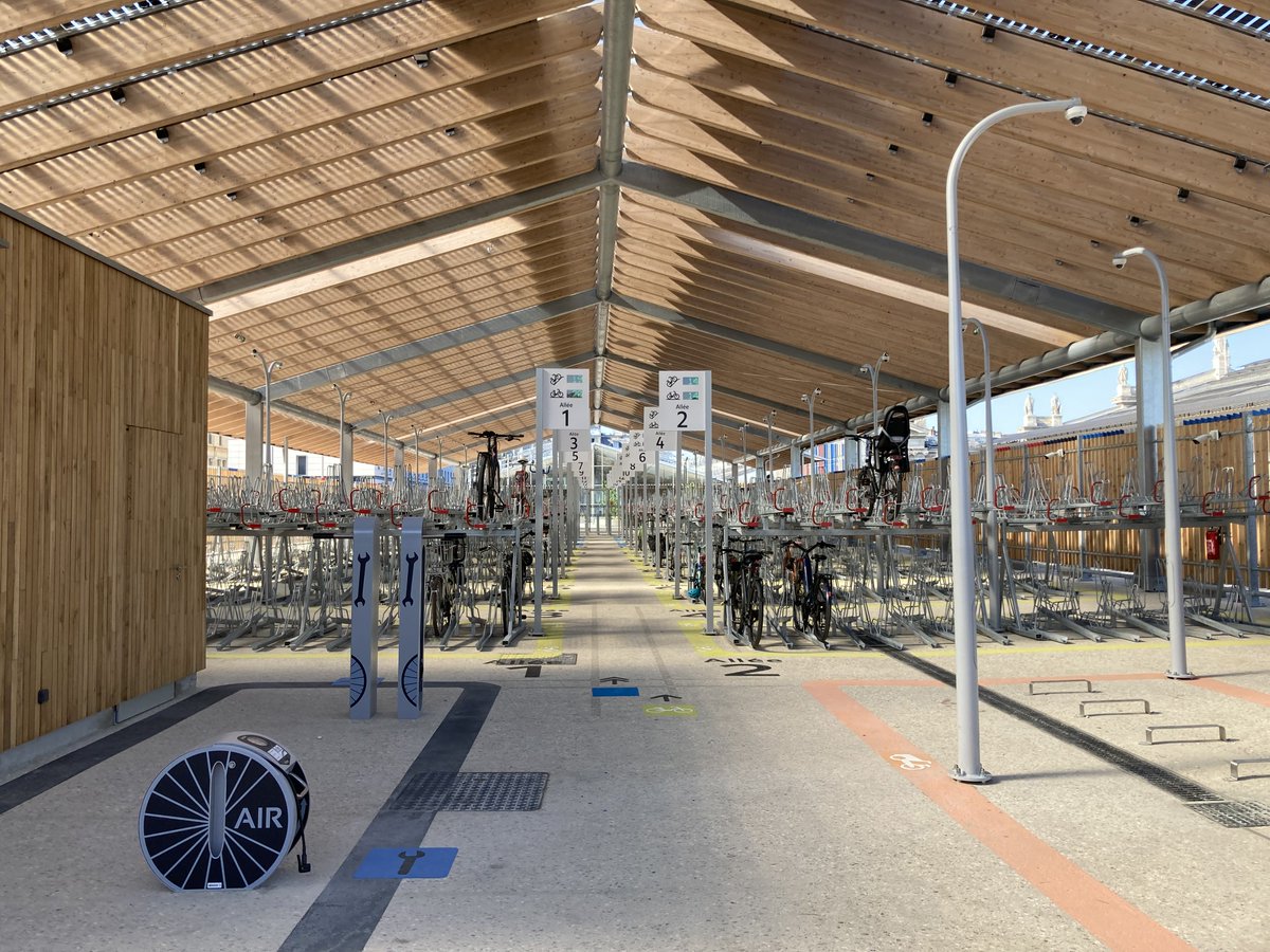 Avec la vélostation à la gare du Nord, on tient un exemple inspirant pour tous les futurs grands projets de parking vélo.🤩
Lors de l’inauguration aujourd’hui, on a étudié l’ensemble des détails très soignés et qui font toute la différence. Voici une liste (non exhaustive) ⤵️