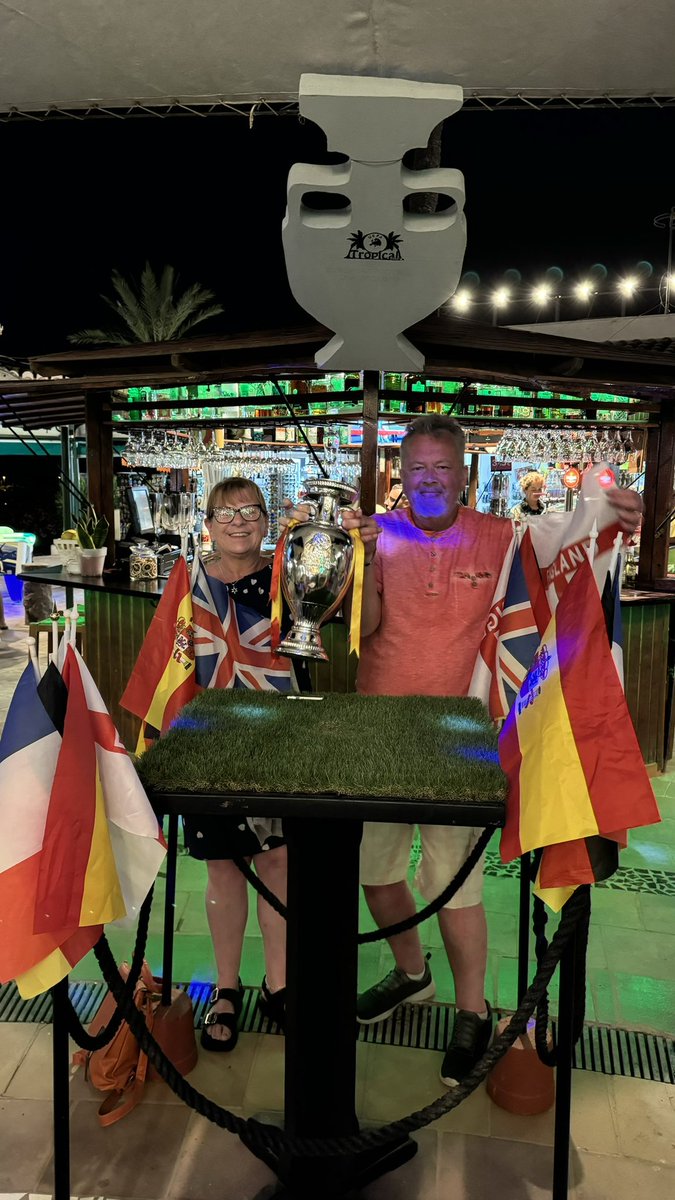 cressers69's tweet photo. Come on England Tracy &amp; David#SSNTHREELIONS https://t.co/GWdWAM3hCk