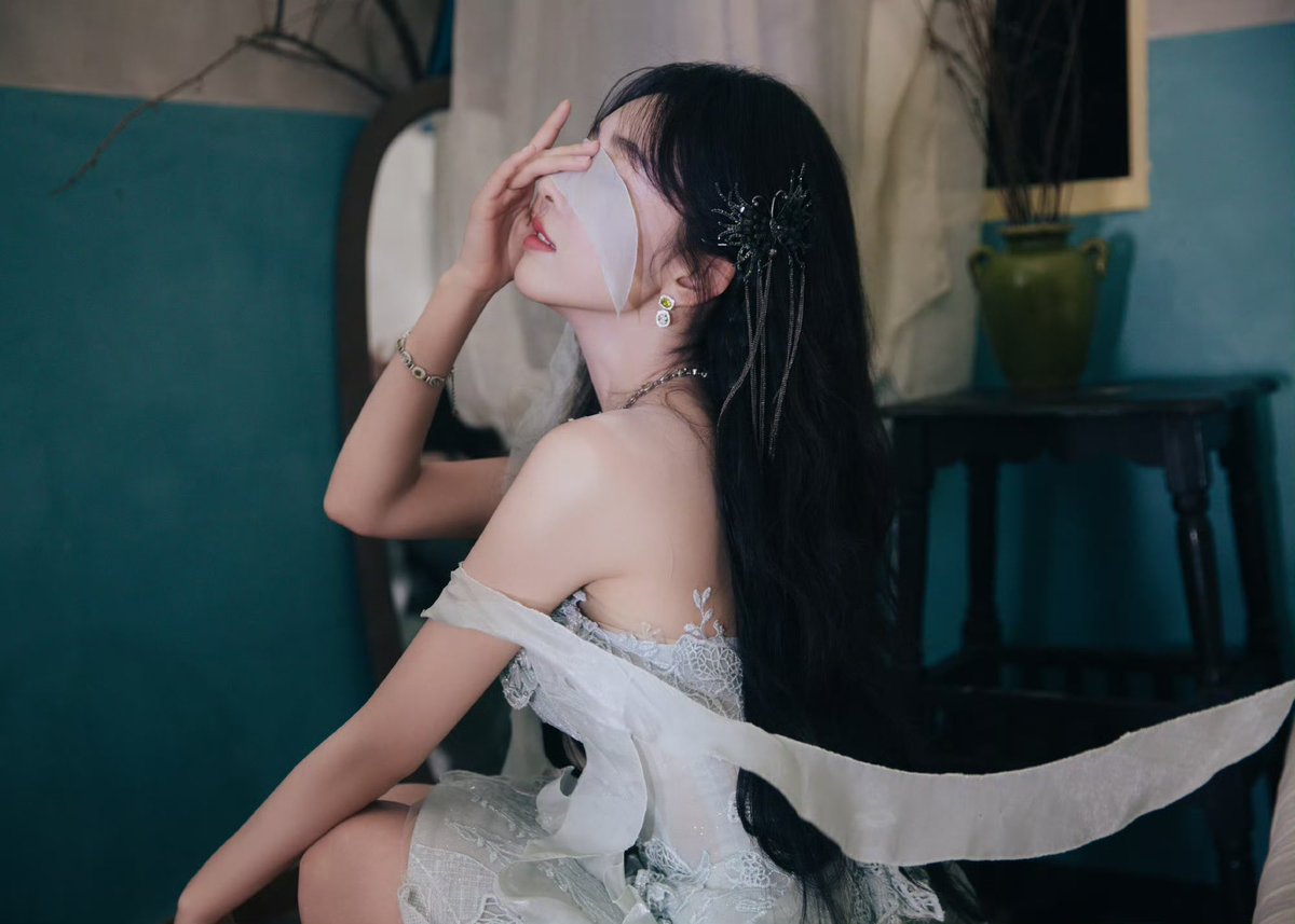 xuanlufanpage's tweet photo. 240624 #XuanLu studio 

“The moment when every ribbon dance, it’s the sunny day of dream”

#TencentConference
#2024TencentVideoDramaParty 

#宣璐 #선로 
1/2 https://t.co/VP5jrAqgVQ