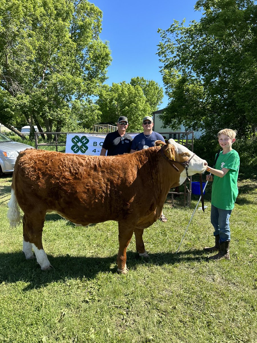 boissevainbeef's tweet photo. Congratulations to Reid Simpson on a great achievement day! Thank you to buyer Green Valley Equipment for supporting our club and members! 🍀 https://t.co/QlAnPYtWIN