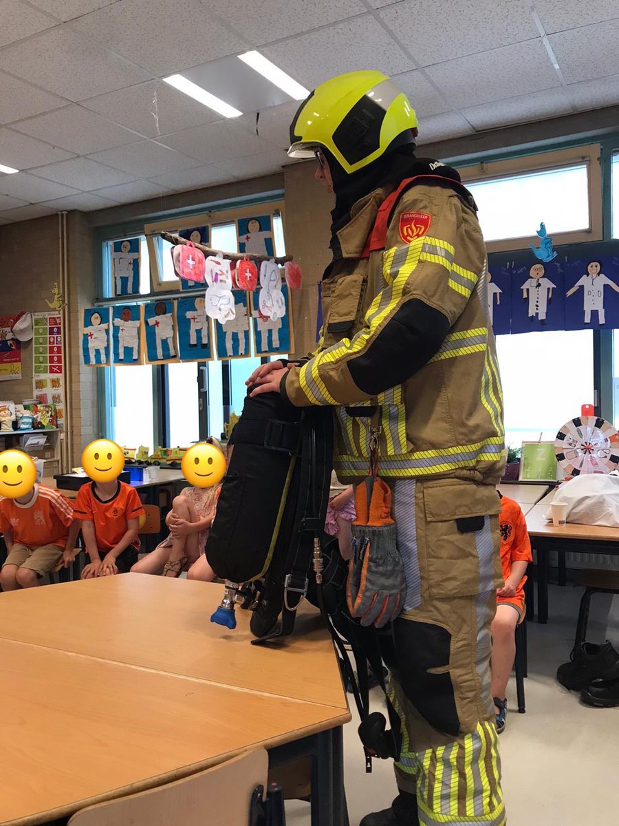 vanwouwe's tweet photo. Vandaag voorlichting gegeven over de brandweer en het brandweerman/-vrouw zijn bij 2 groepen 1+2 van De Meridiaan 2x35 kleuters! #warm #VRHM #brandveiligleven @VRHM @BRW_HM https://t.co/7wT33V84Fx