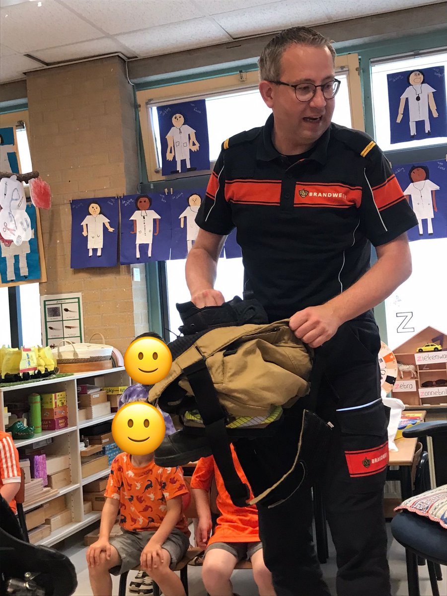 vanwouwe's tweet photo. Vandaag voorlichting gegeven over de brandweer en het brandweerman/-vrouw zijn bij 2 groepen 1+2 van De Meridiaan 2x35 kleuters! #warm #VRHM #brandveiligleven @VRHM @BRW_HM https://t.co/7wT33V84Fx