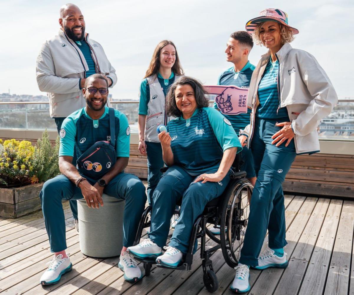 TheChekMad_III's tweet photo. @hahyunsing Host country #Paris2024 volunteers uniform https://t.co/lVSQtnhqtk