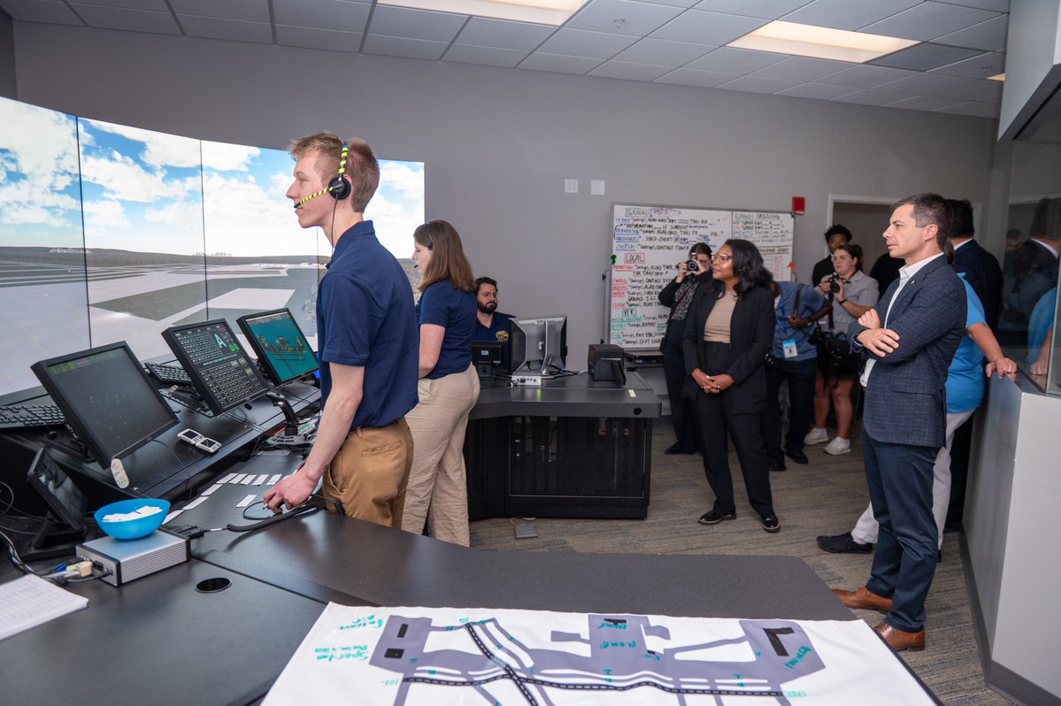 We were honored to host <a href="/SecretaryPete/">Secretary Pete Buttigieg</a> and <a href="/EmiliaSykesOH/">Emilia Sykes</a> on campus yesterday to show how @kentstate and our <a href="/KentState/">Kent State</a>CAE students are addressing the aviation workforce needs of today and tomorrow. #KentStateWorks
<a href="/OhioHigherEd/">Ohio Higher Ed</a>