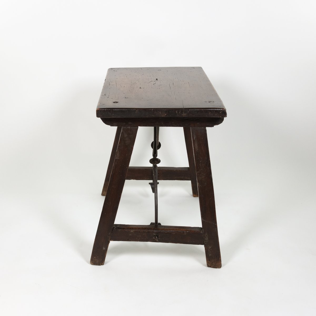 garden_court's tweet image. Small scale Spanish walnut trestle table with iron stretcher Circa 1850

height: 24.5 in. (62 cm)
width: 29 in. (74 cm)
depth: 16.5 in. (42 cm)

gardencourtantiques.com/shop/spanish-t…

#interiordesign #sanfrancisco #trestletable #antiquetable #spanishantiques #rustic #classicdecor