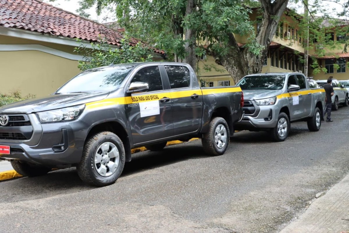 Con el propósito de mejorar y fortalecer de forma integral los centros escolares, realicé la entrega junto a mi equipo de las llaves de los vehículos de doble tracción a directores de los colegios, Fermín Naudeau, Manuela H. de Pérez, República de Honduras, El Higo y Membrillo.