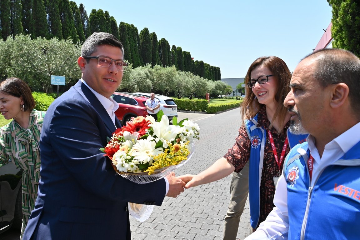 AltundagUysal's tweet image. Sendikamız çatısı altında toplanan dünya devi beyaz eşya ve elektronik fabrikası Vestel’in Elektronik Fabrikasını ziyaret ederek üyelerimizle bir araya gelip sohbet etme şansı buldum.