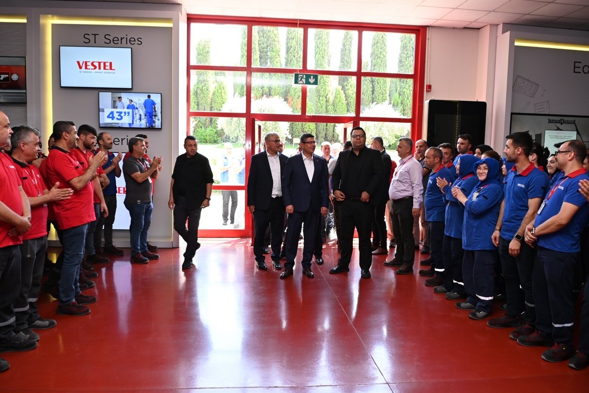 AltundagUysal's tweet photo. Sendikamızın temsilciliğini de ziyaret ettiğim fabrikada şahsıma ve sendikamıza gösterilen büyük ilgi ve destek için teşekkür ederim. https://t.co/Txqo22AW5v