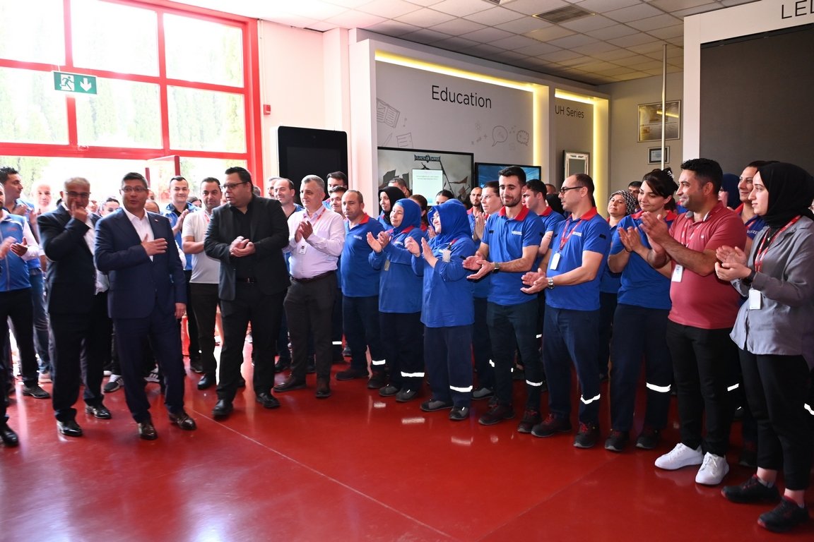 AltundagUysal's tweet photo. Sendikamızın temsilciliğini de ziyaret ettiğim fabrikada şahsıma ve sendikamıza gösterilen büyük ilgi ve destek için teşekkür ederim. https://t.co/Txqo22AW5v