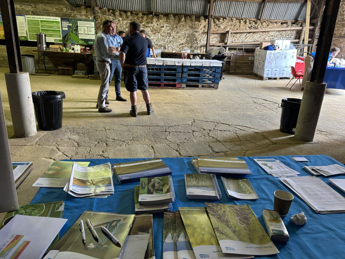 CatherineHar4's tweet image. Really useful day talking to farmers about priority cereal and oilseed pests, weeds, and diseases to guide our #IPM research @AHDB_Cereals 
DM me if you would like a say too!