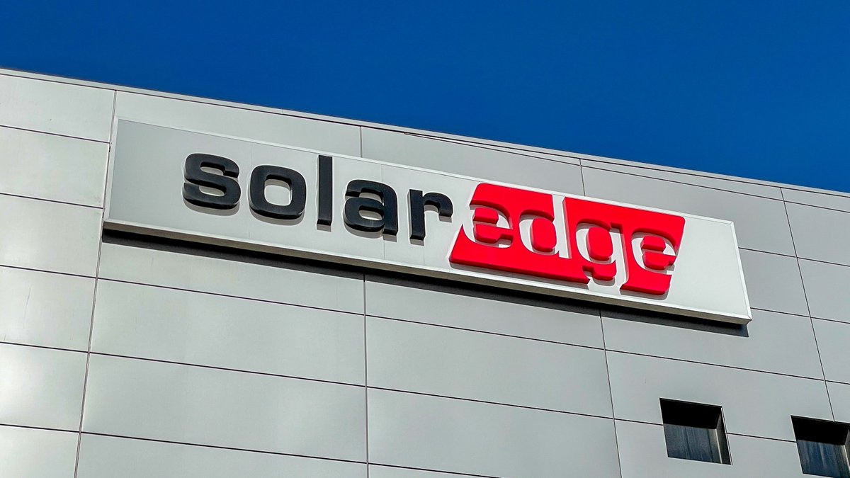 informando2025a's tweet image. ⚡📉 #SolarEdgeTechnologies ( $SEDG) baja tras adelantar una oferta de USD 300 millones en bonos sénior convertibles y la bancarrota de su cliente PM&amp;amp;M Electric, que le debe USD 11.4 millones. 📊🔋#Finanzas #Energía #Inversiones