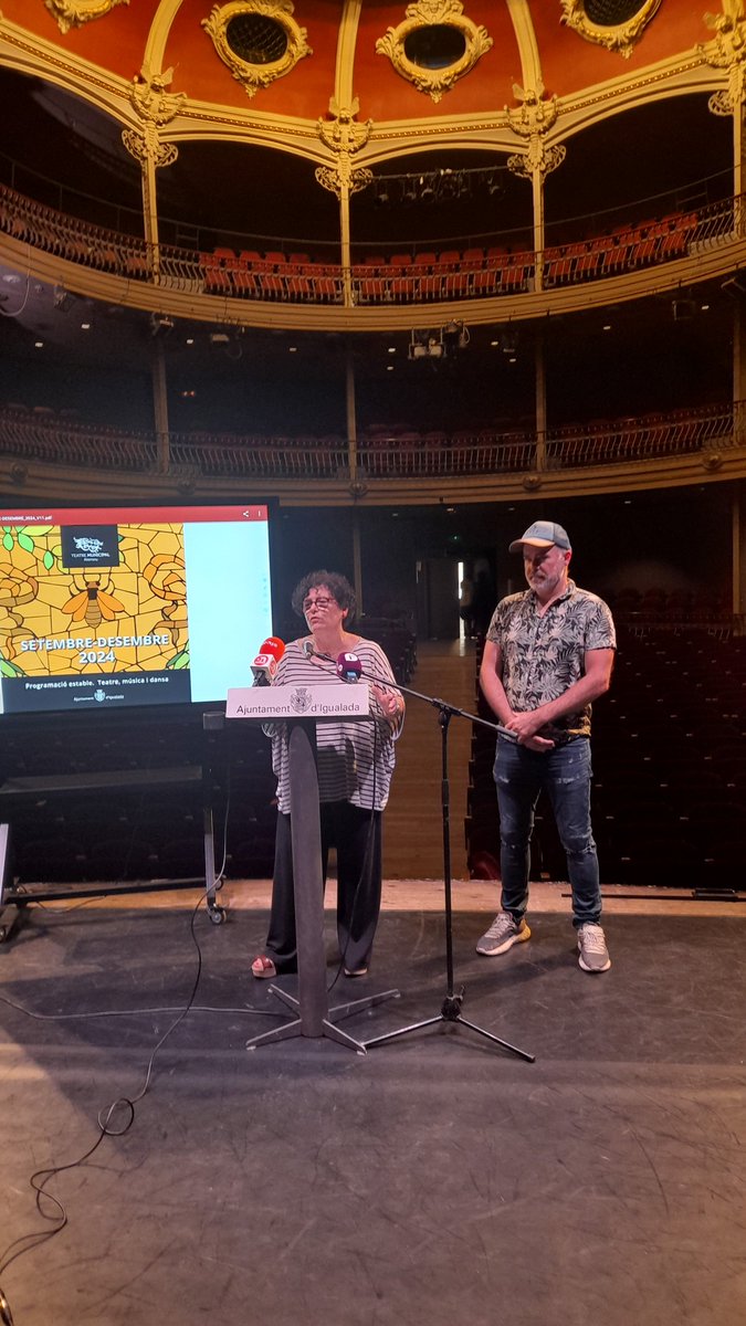 culturaigualada's tweet image. La regidora de Cultura, Carme Riera @carmerimi ha presentat la nova temporada de teatre, música i dansa, acompanyada de @quico13 de l'@AteneuIgualadi per Músiques de butxaca.
Abonaments: a partir del dia 8 de juliol a les 11h al web teatremunicipalateneu.cat @carmerieramin