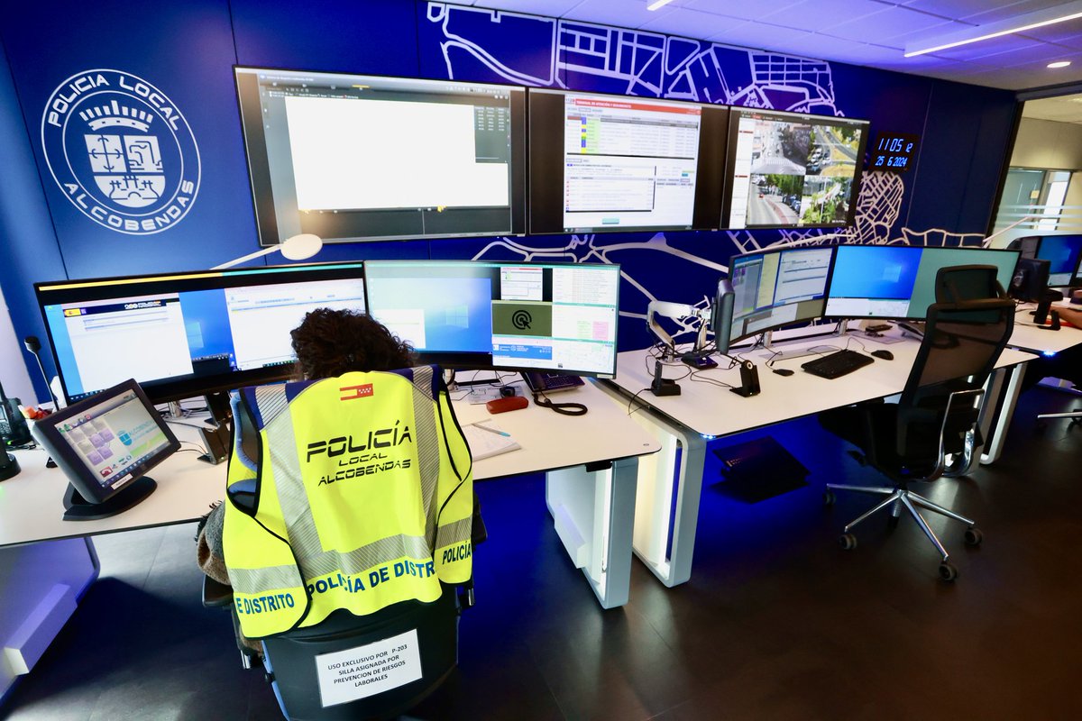 Alcobendas_Poli's tweet photo. La nueva Central de Comunicaciones ya está operativa. Nuestro "Cerebro" para la gestión de las emergencias en #Alcobendas se ha modernizado con nueva instalación de 7 puestos para operador y nuevo software integrando todos los sistemas para poder optimizar los recursos.🚑🚓🚒 https://t.co/M2abkNQilG
