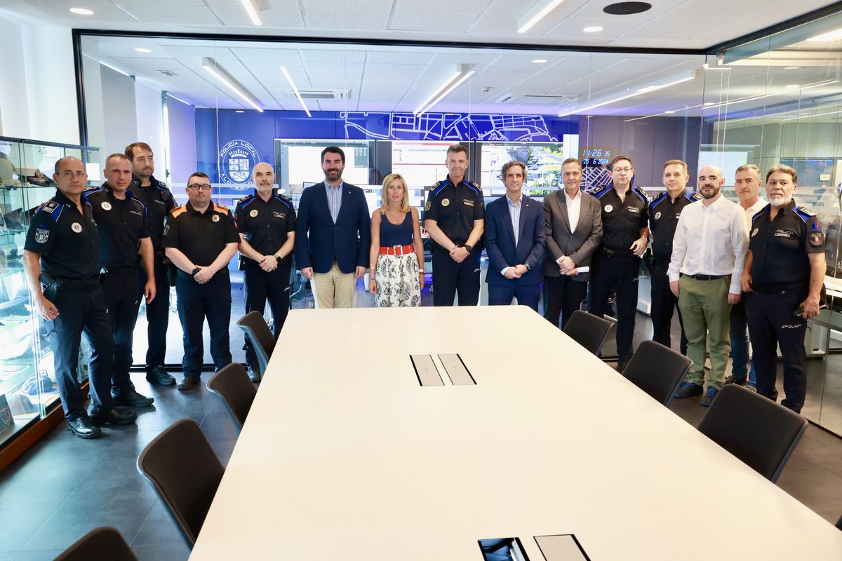 Alcobendas_Poli's tweet photo. La nueva Central de Comunicaciones ya está operativa. Nuestro "Cerebro" para la gestión de las emergencias en #Alcobendas se ha modernizado con nueva instalación de 7 puestos para operador y nuevo software integrando todos los sistemas para poder optimizar los recursos.🚑🚓🚒 https://t.co/M2abkNQilG