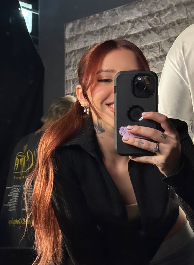 las mirror selfies de miko ❤️‍🩹 >>