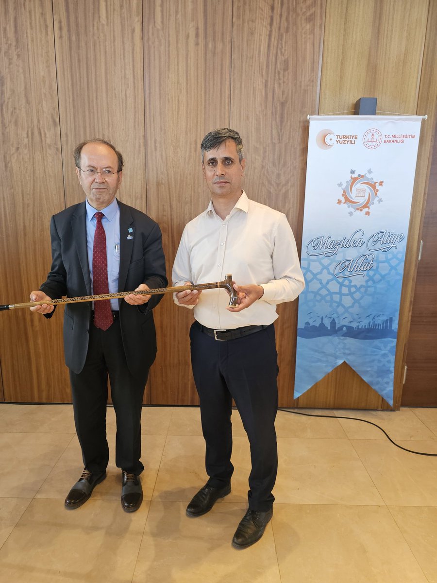 Yusuf Kaplan Hocamızı Ahlatta misafir ettik. Hoş sohbeti için teşekkür ederiz. 
Başkalarının kavramları ile kendi dünyanızı kuramazsınız (Yusuf Kaplan) <a href="/Yusuf__Tekin/">Yusuf Tekin</a> <a href="/yilmaznazif/">Nazif Yılmaz</a> <a href="/yenisafakwriter/">yusuf kaplan</a> <a href="/batuhan__bingol/">Batuhan Bingöl</a> <a href="/BilalGur30/">Bilal GÜR</a> <a href="/AhlatIlce/">Ahlat İlçe Milli Eğitim</a>