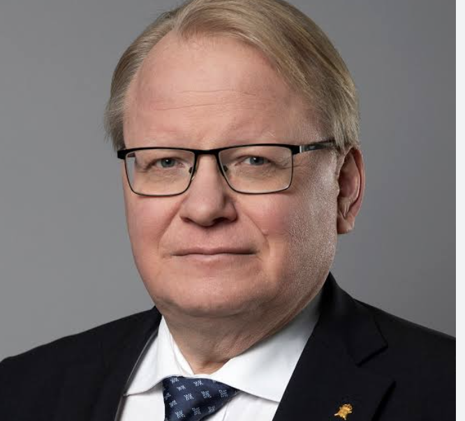 JonasGummesson's tweet image. "Att kritiskt granska det statsbärande partiet brukade utgöra en del av journalistens existensberättigande", skriver @malinekman. Själv fick hon skit. När jag granskade S-regeringens försvarspolitik blev jag tillsagd av SvD:s chefred Karén/tv att "sluta förfölja Hultqvist".#svpol