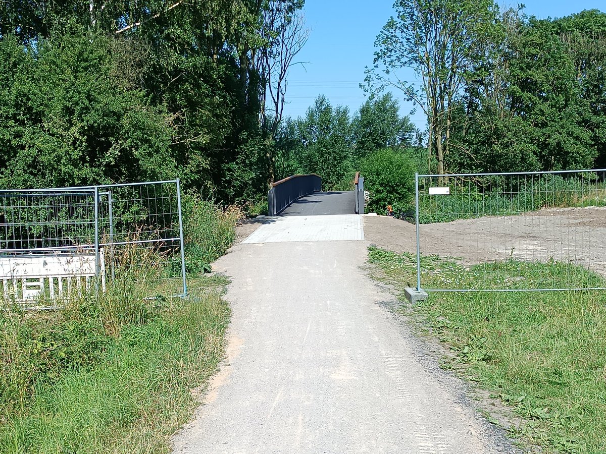 junirio's tweet image. Hurra, man kann wieder auf dem Radweg von #Roxel nach #Gievenbeck über die Aa-Brûcke fahren. Nach drei (?) ist die neue Brücke endlich fertig.