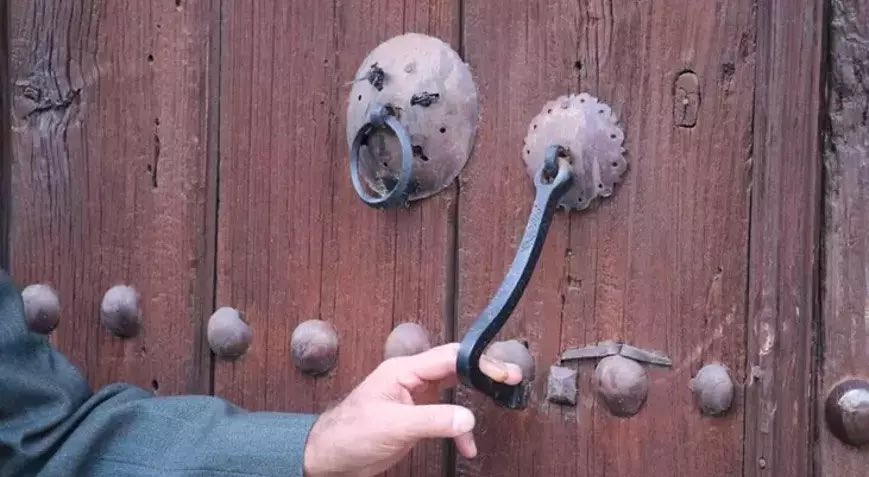 Sivas Divriği’den tokmak ve şakşak örnekleri. Uzun olan tokmağı erkekler, halkalı olan şakşakı ise kadınlar kullanıyor. Böylece eve gelenin cinsiyeti kapı açılmadan biliniyor.