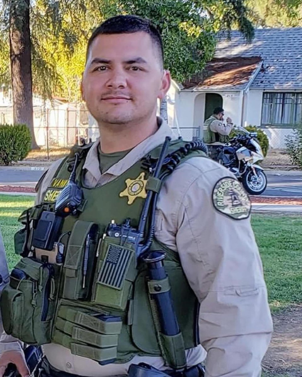 A CA sheriff’s deputy has been arrested for suspicion of kidnapping to commit rape &amp; also for rape. 

He “allegedly” 🙄 raped a police department volunteer. Riverside County gave him bail, so he’s walking the streets of Menifee now. Lock your doors. 

Meet Officer Alexander Vanny