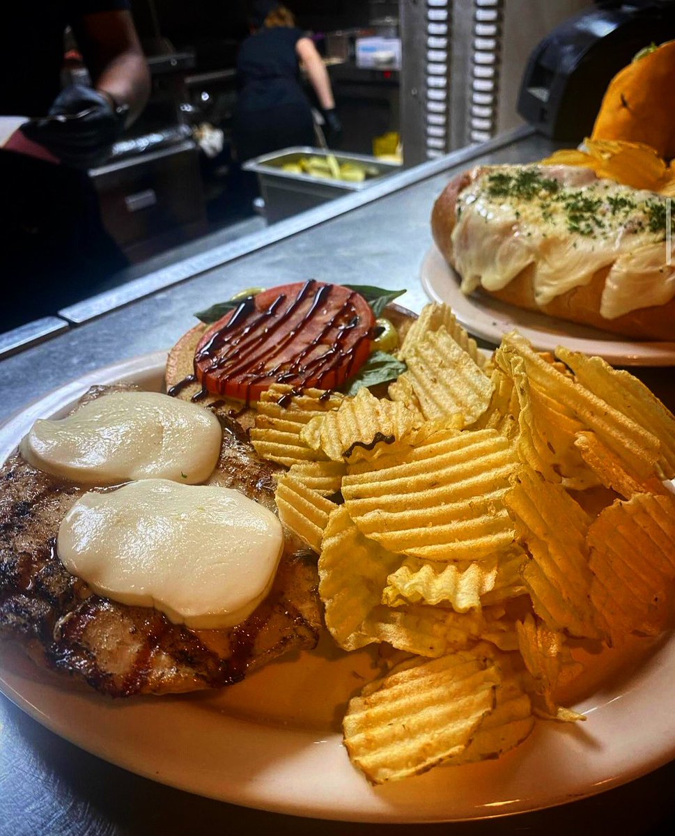 DowntownToledo's tweet image. What’s for lunch today?? It feels like a great day for a Caprese Bird from Ye Olde Durty Bird! 😋🤤

#lunch #placestoeat #toledo #toledofoodie