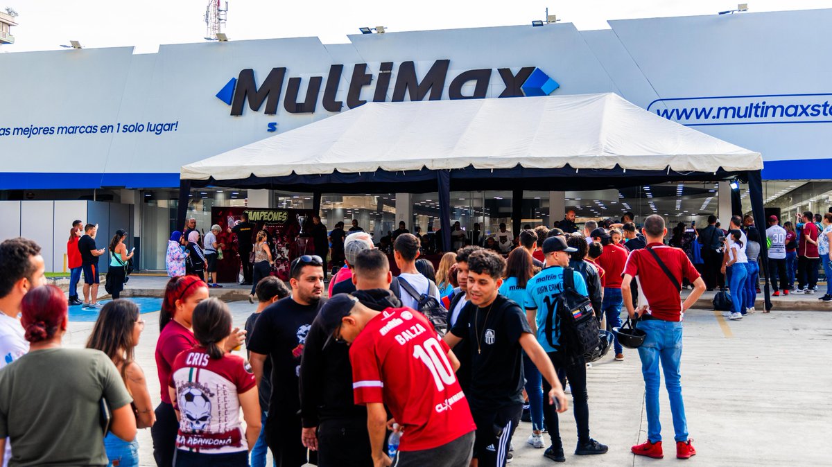 Multimax_Store's tweet image. La fanaticada granate también pudo compartir con los jugadores y el cuerpo técnico del @Carabobo_FC, en una firma de autógrafos realizada en nuestra sede de #Valencia ⚽

También pudieron tomarse fotos con la copa de campeón de la @LigaFUTVE 🔥

#MultiMaxStore