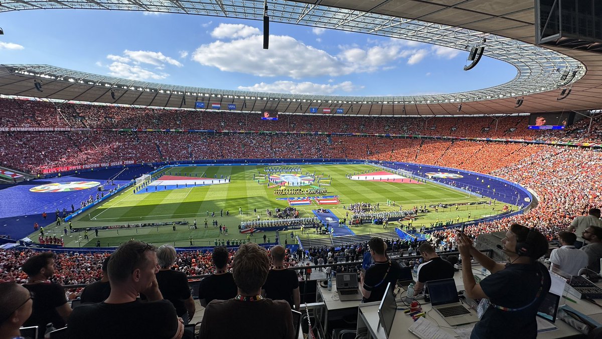 Het gaat helemaal verkeerd in Berlijn. Ze doen eerst het Oostenrijkse volkslied en daarna pas het Wilhelmus. Zo hadden we het niet afgesproken! #NEDOOS