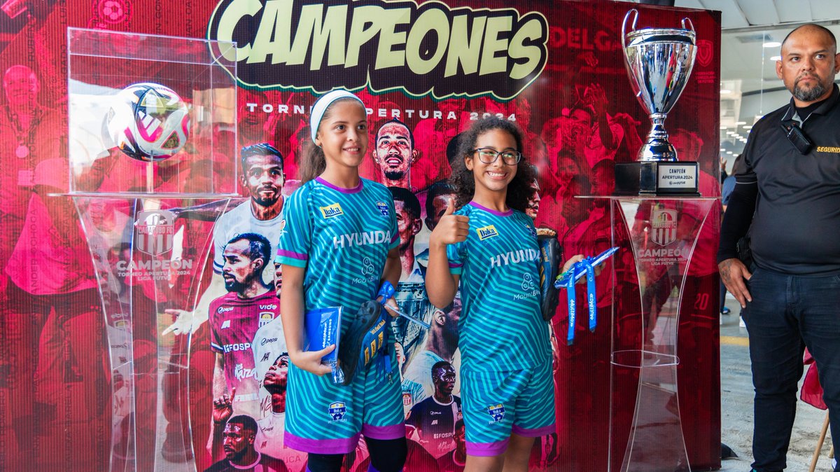 Multimax_Store's tweet image. La fanaticada granate también pudo compartir con los jugadores y el cuerpo técnico del @Carabobo_FC, en una firma de autógrafos realizada en nuestra sede de #Valencia ⚽

También pudieron tomarse fotos con la copa de campeón de la @LigaFUTVE 🔥

#MultiMaxStore