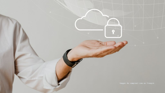 #Ciberseguridad 🔒 para la #nube ☁️ de <a href="/TenableSecurity/">Tenable</a> 💪 Javier Salazar, de Tenable México 🇲🇽, habló con Reseller sobre cómo proteger la información de los clientes. ¡Juntos somos más fuertes! 🤝 #ProtecciónDeDatos 🛡️ ow.ly/EZTy105y3YE
