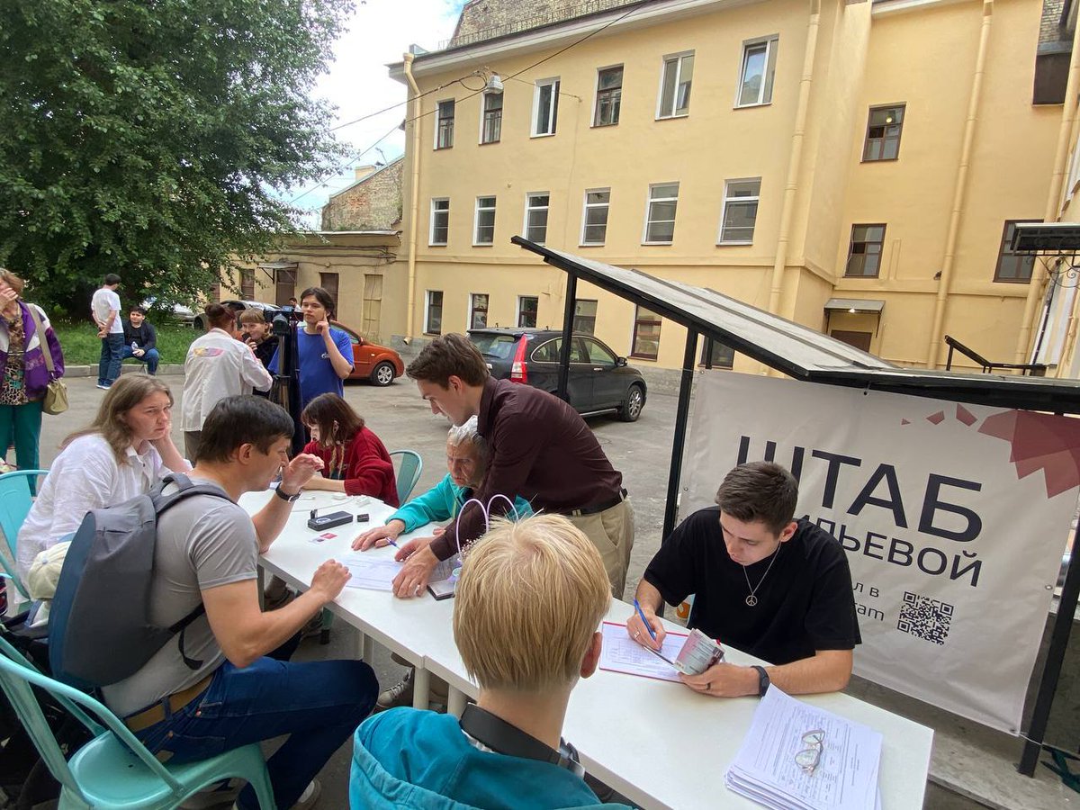 Людмила Васильева, 83-летняя блокадница и кандидат на пост губернатора Петербурга
Ее лозунг "Петербург - город мира".

До 29 июня ей необходимо собрать подписи более 76 тысяч горожан.
Штаб на Измайловском,20.

😉