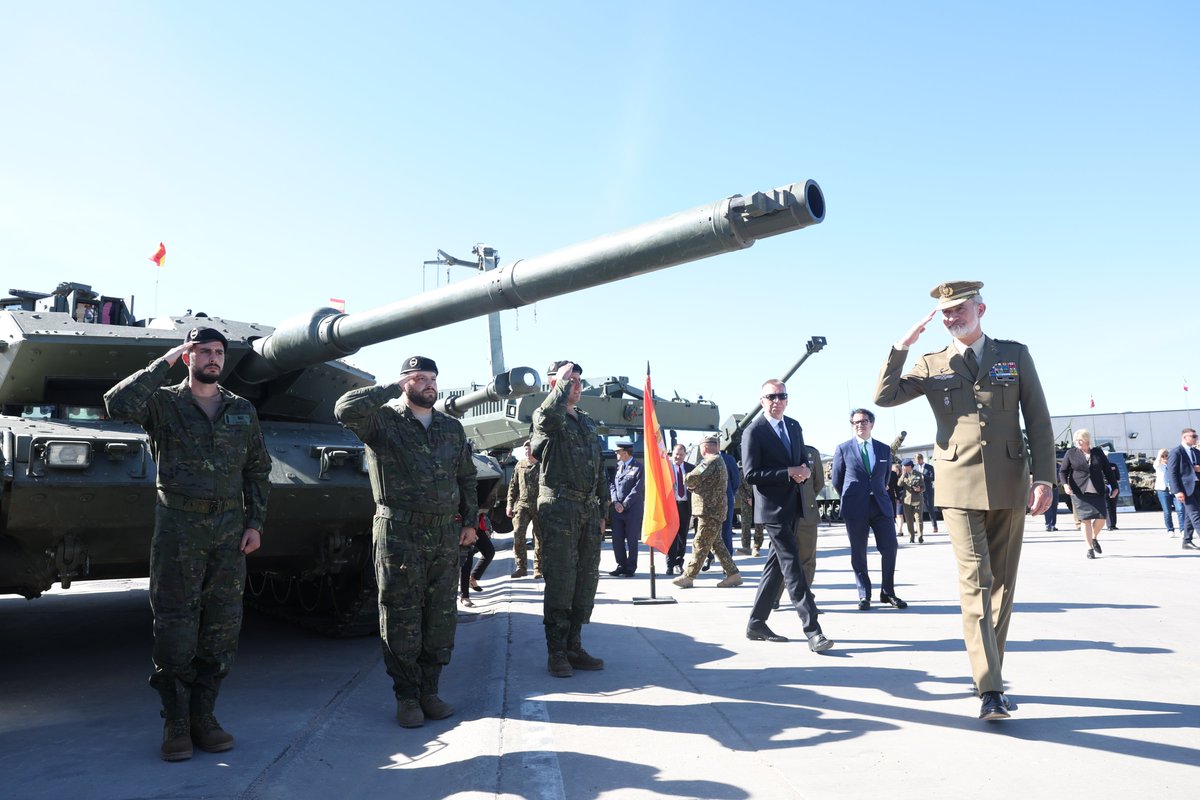 CasaReal's tweet photo. El Rey, junto al presidente de la República de Letonia, ha realizado un recorrido para ver los diferentes vehículos y sistemas de armas que se encuentran en la Base de Adazi y ha saludado a sus tripulaciones.

➡️https://t.co/fRAKnZKIKR https://t.co/pS7PTc8wiI