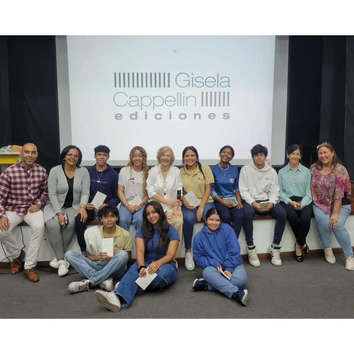 Giselacappellin's tweet photo. Gisela Cappellin inspira a estudiantes del Colegio Francia (@colfranciasv) con su pasión por la literatura. 

Los estudiantes de 5to año del Colegio Francia tuvieron la oportunidad de conversar con la directora de Gisela Cappellin Ediciones. https://t.co/hecqbb4jel