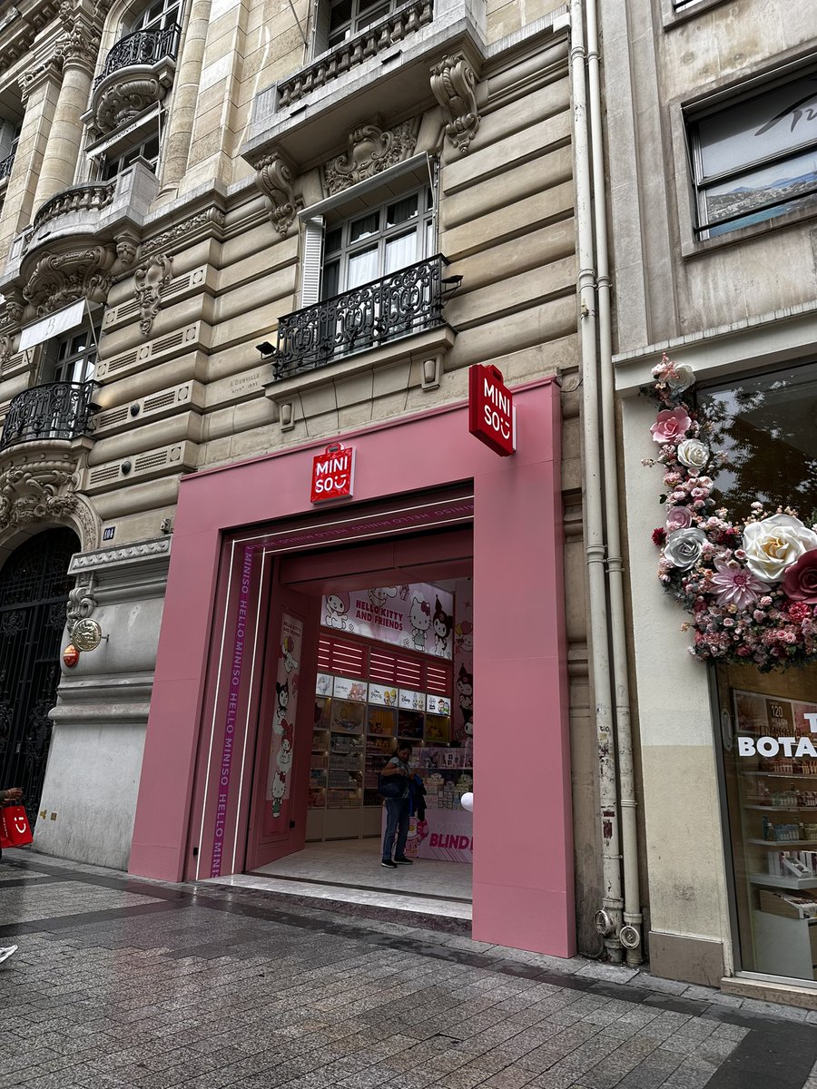 Bonjour 👋 #シャンゼリゼ通り にMINISOのフラッグシップストアが