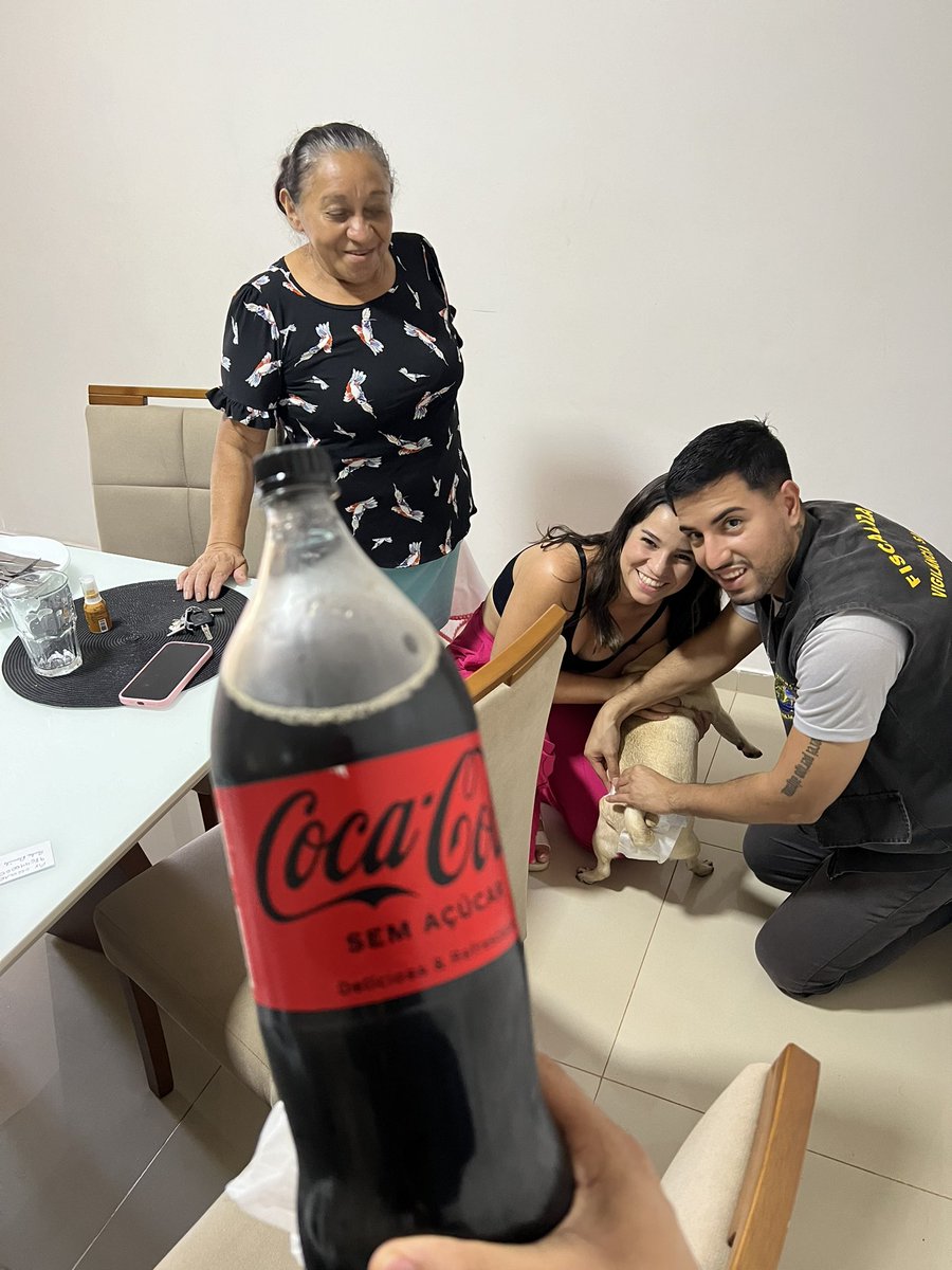 soudavidantas's tweet photo. Cheguei em casa com uma coca gelada, minha mãe deixou o almoço pronto, e o Tarcísio e a Dani estão aqui como visita, ajudando a Nunu que está nos dias de mulher. 🥤🍛 #VidaEmCasa #Família #Amigos https://t.co/MIq4dfl2mm