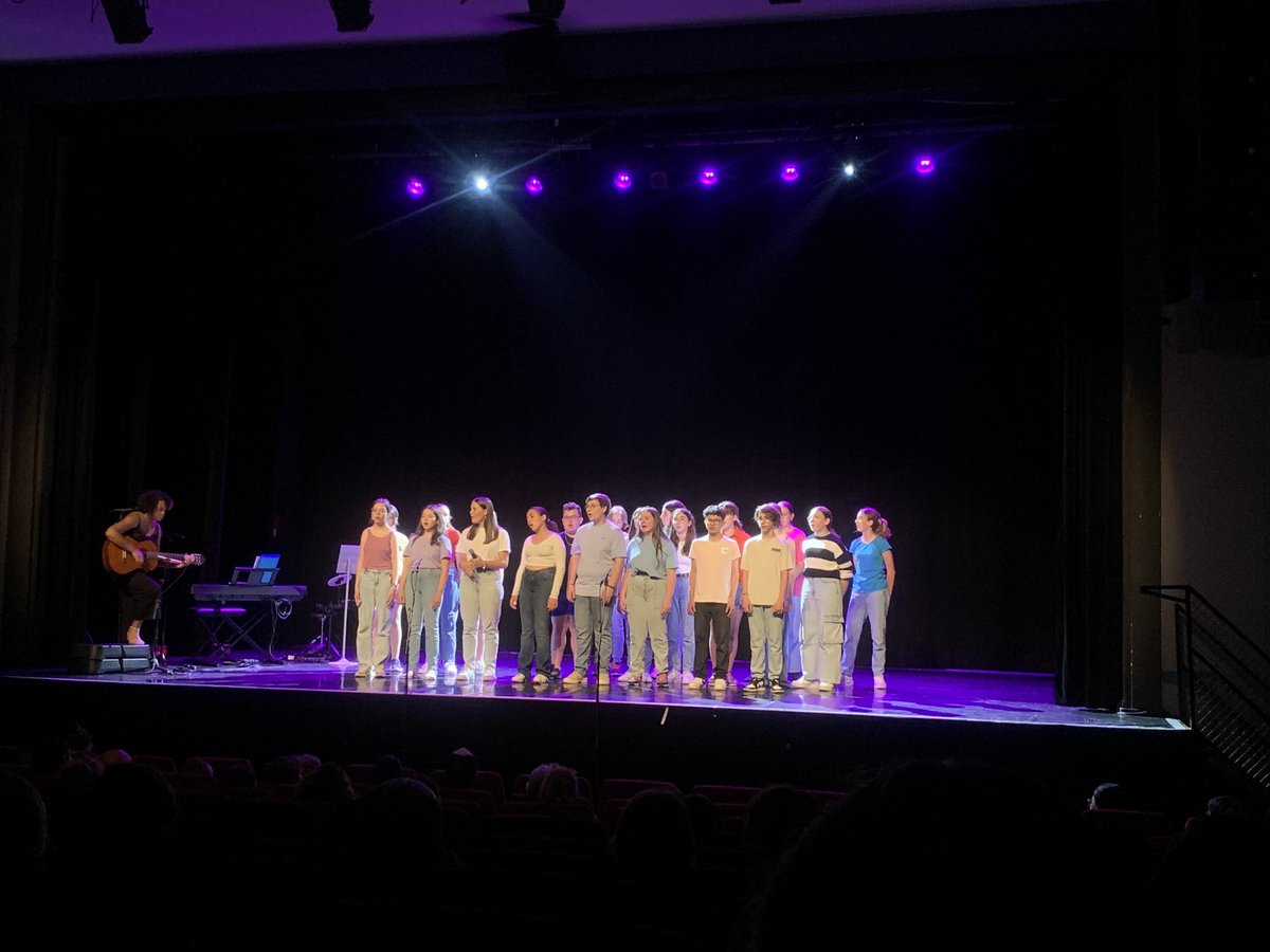 CollegeGProbst's tweet photo. Représentation de fin d’année à l’espace Signoret, les élèves de la chorale du collège Gisèle Probst montre leur travail dans un public. https://t.co/ti3P2HsSMI