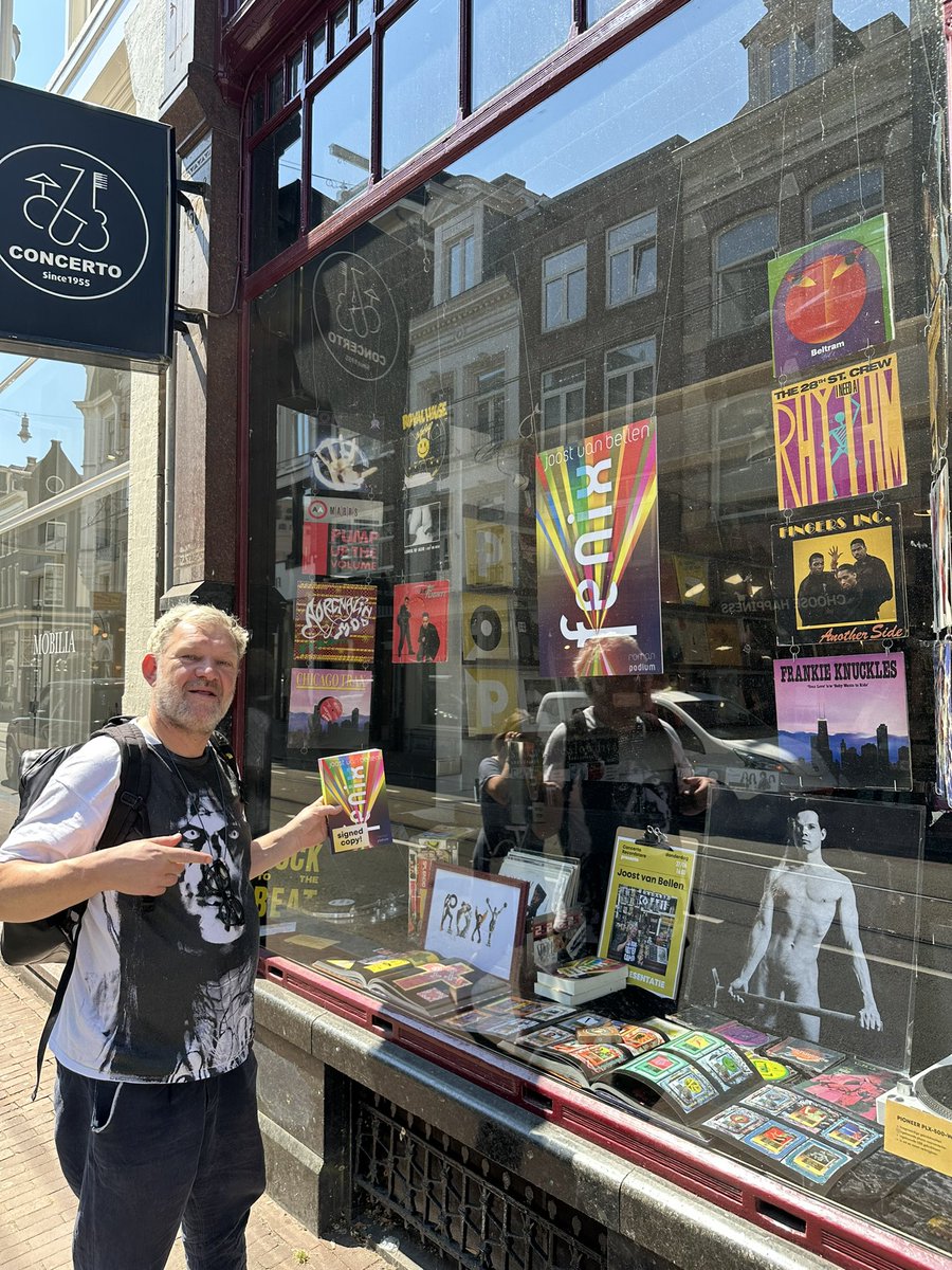 De RoXY x  Joost van Bellen etalage is klaar voor de presentatie donderdag a.s.!

👉 @joostvanbellen presenteert en signeert Fenix

👉 fotografe Cleo Campert signeert “Het RoXY Archief”. 

👉 oud RoXY directeur Hans Kuipers signeert “Club RoXY Revisited”.

27 juni | 16:00 - 18:30