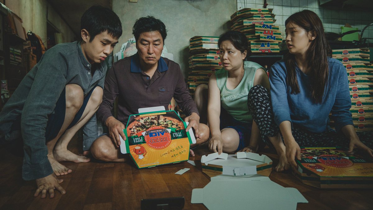 algocinefila's tweet photo. Me pasaron el chisme que en 2013 cuando se estreno en Mar del Plata "Los Dueños" estaba presente Bong Joon-ho y que casualmente tiempo después saco "Parasite" con una concepto algo similar. 
¿entrega el oscar bong? https://t.co/rPJdN3qPgX