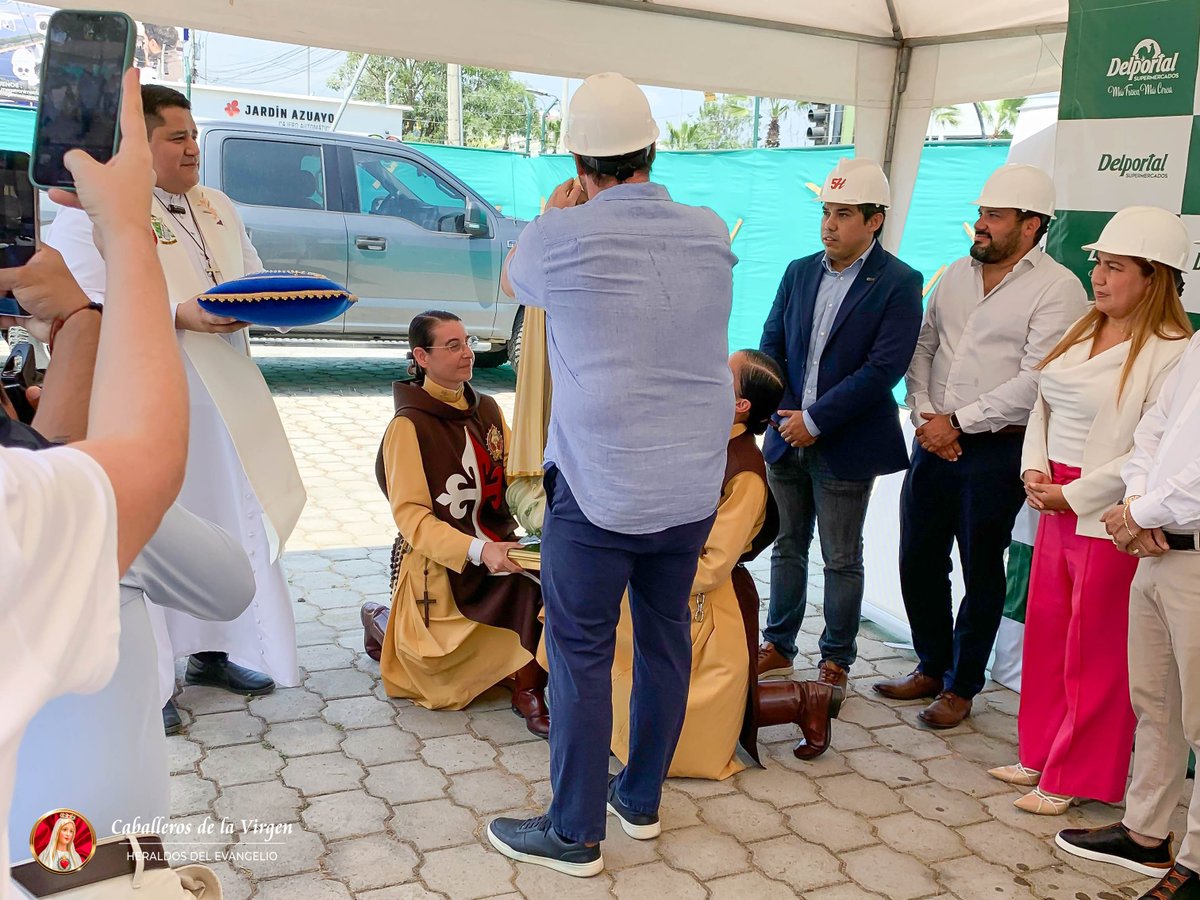 Cab_Ecuador's tweet photo. Bendición de la piedra fundamental de la construcción del supermercado El Portal de Machala con la presencia del gobernador, prefecto y alcalde.

#caballerosdelavirgenecuador #caballerosdelavirgen #misa #ecuador #consagracion #azogues #procesion #inmaculadocorazon https://t.co/3bZaabyvuw