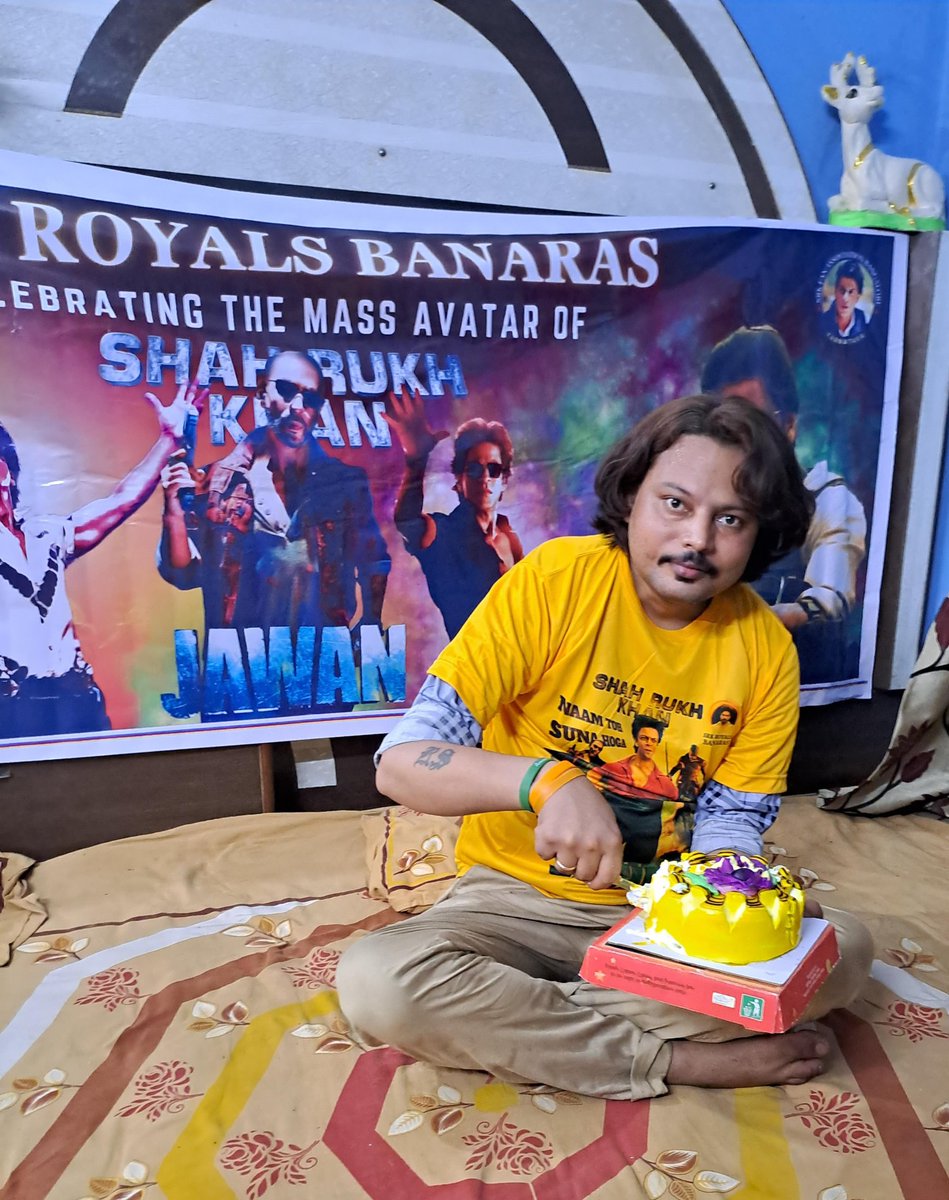 Srk_bangalore's tweet photo. Our Banaras ( @SrkianRohit007 ) team proudly celebrates 32 years of Shah Rukh Khan's unmatched journey in Bollywood! 🎉✨ Here's to the King who continues to inspire us all.
 @iamsrk

#32YearsOfShahRukhKhan #32YearsOfShahRukhKhanEra https://t.co/0sPD7DCRF9