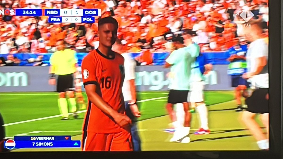 REALPaquito1's tweet photo. Wooooooow #Veerman is taken out already in minute 34 

I don’t think Koeman is happy with him 😳

#EURo2024 #Veerman #Koeman #Netherlands #NETAUT #Austria #Football https://t.co/8wOuySUiM7