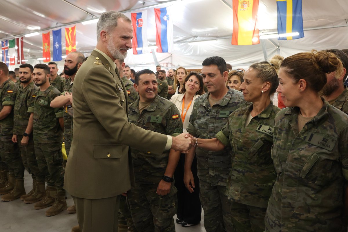 CasaReal's tweet photo. El Rey, en su viaje oficial a Letonia, junto al contingente español en la Base de Adazi.

➡️https://t.co/fRAKnZLgAp https://t.co/7xii0Gc48o