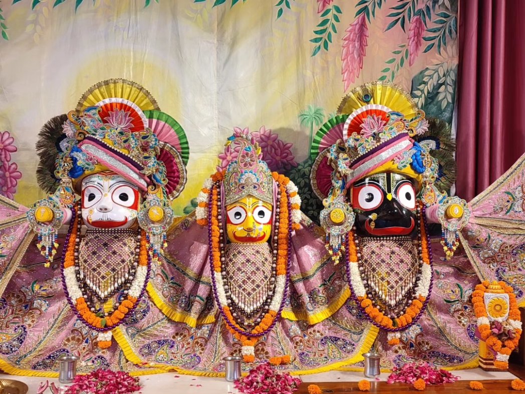 IPilkhuwa's tweet photo. Today's Darshan 🙏🏻🌼 
#iskconpilkhuwa https://t.co/rPDHPxcSV7