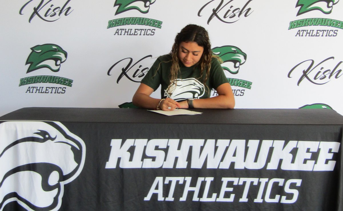 kougarathletics's tweet photo. Signing night 📸- wonderful time visiting with our next family and student-athlete from womens soccer - Zoe Nieves, Genoa-Kingston HS ⚽️ https://t.co/jcww9q5Zko