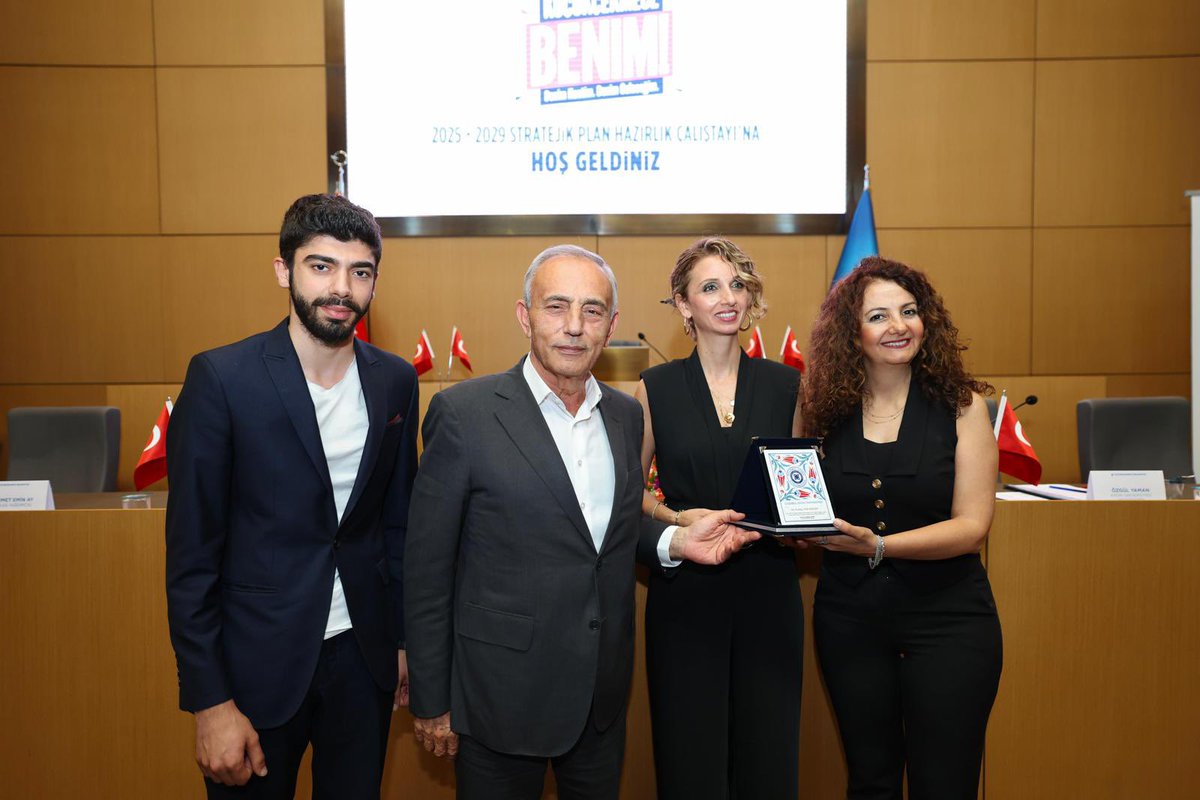 Küçükçekmece’yi, "Küçükçekmece Benim" diyen gençlerle konuştuk.

Gençlere her zaman inanan bir siyasetçi olarak, onların yerel ve bölgesel düzeyde kendilerini etkileyen kararlarda söz sahibi olmalarını önemsiyorum. Küçükçekmece Belediyesi’nde gençlere bu fırsatları sunacağımıza