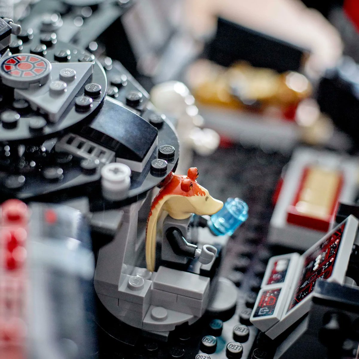 Falconbricks's tweet photo. Closer look at the interior of the new LEGO Dark Millennium Falcon!

Release: August 1st 
Price: $179.99
Pieces: 1579

#legonews #legoleaks #lego #starwars https://t.co/o6At1GwEiK