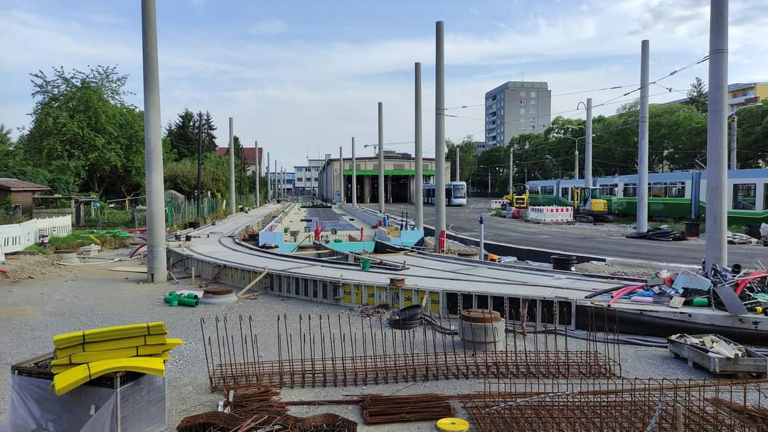 SeverinKann's tweet photo. Vor-Ort-Anleitung der Baustelle der Erweiterung der Remise Alte Poststraße. #GrazLinien #Graz https://t.co/bXajgr5vCG