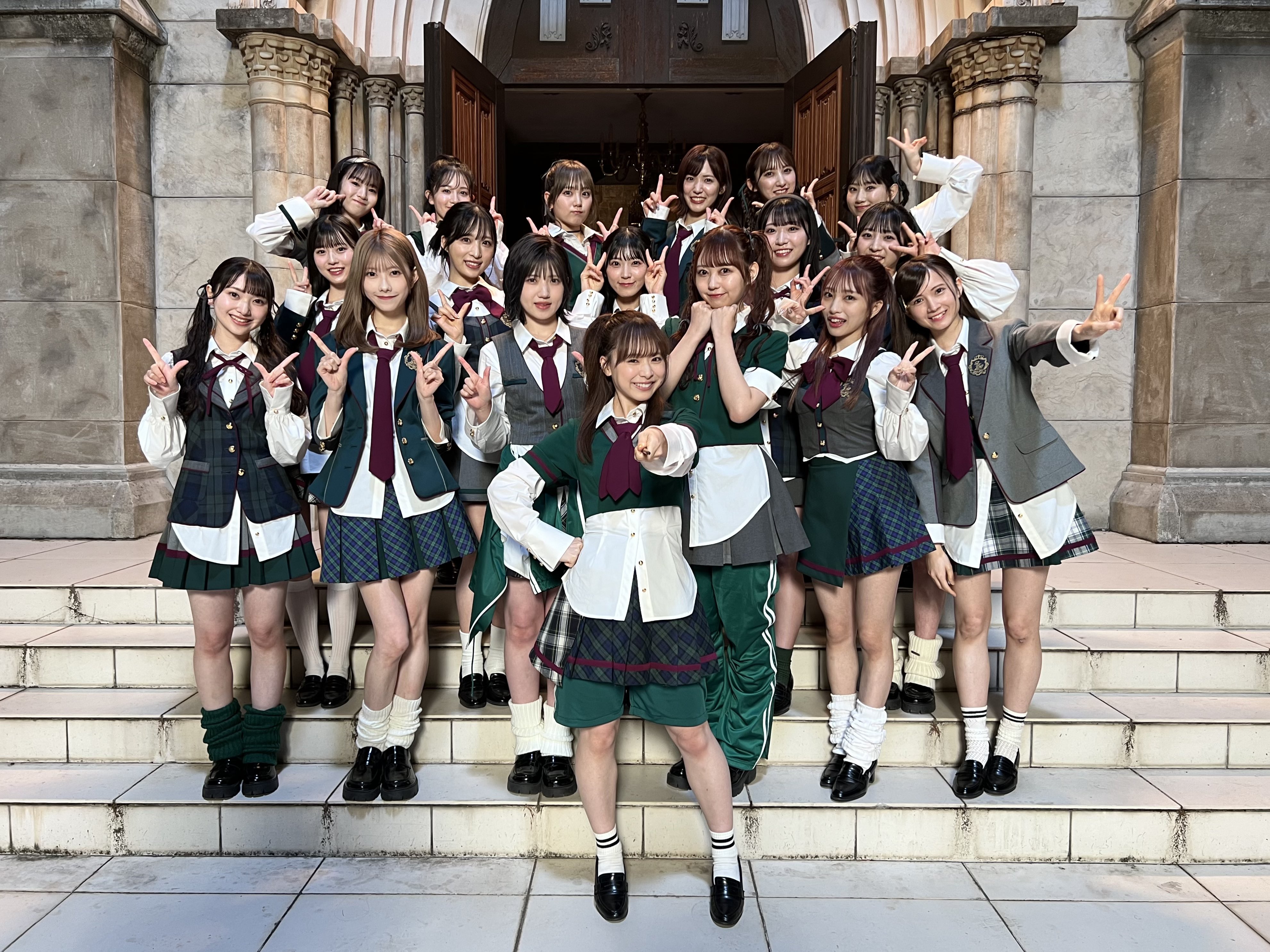 M8681 AKB48 ボールペンセット16本 セブンイレブン 制服