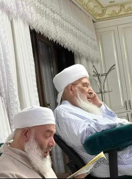 Bitmədi, çox yerə əkdik bəlkəni
Indi eyniləşib qara da, ağ da
Gör necə müşkülə düşmüşəm... Səni
Unutmaqda cətin, unutmamaq da..