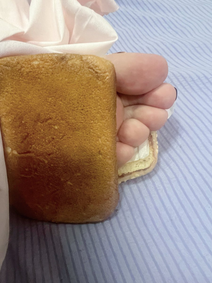 我脚37码感觉这汉堡好像有点小用手机比了比脚宽比苹果13窄，我就说嘛我手掌和脚掌差不多一样宽。